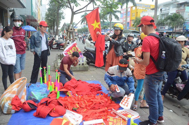 Tiểu thương chợ Đà Nẵng đeo băng đô cổ vũ U23 Việt Nam trước giờ bóng lăn  - Ảnh 7.