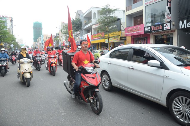 Tiểu thương chợ Đà Nẵng đeo băng đô cổ vũ U23 Việt Nam trước giờ bóng lăn  - Ảnh 3.