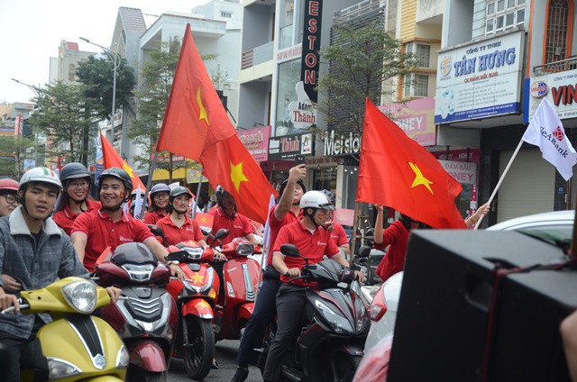 Tiểu thương chợ Đà Nẵng đeo băng đô cổ vũ U23 Việt Nam trước giờ bóng lăn  - Ảnh 2.