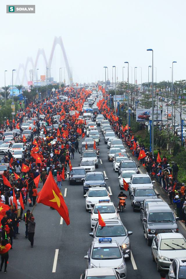 Tường thuật: U23 Việt Nam đang diễu hành trong vòng vây chào đón của người hâm mộ - Ảnh 1.