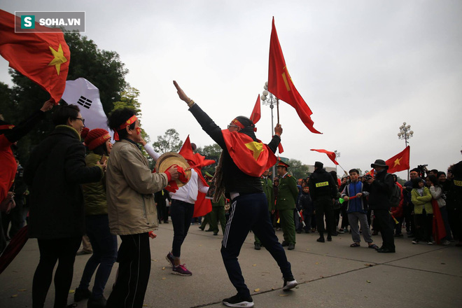 Tường thuật: U23 Việt Nam đang diễu hành trong vòng vây chào đón của người hâm mộ - Ảnh 1.