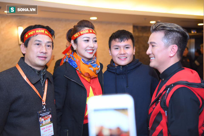 Sau khi khóc vì U23 Việt Nam, Đàm Vĩnh Hưng đã được chụp ảnh với Quang Hải - Ảnh 1.