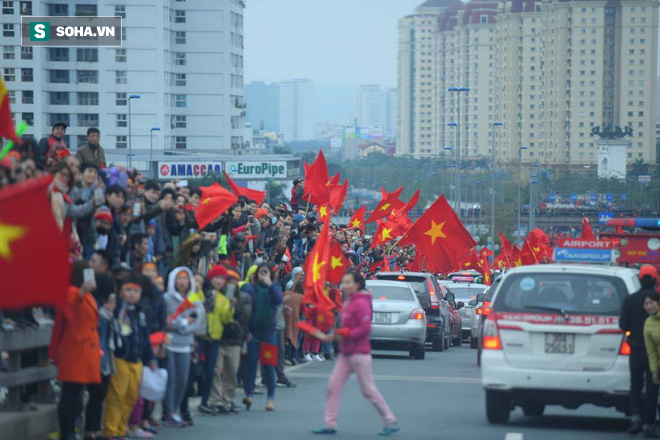 Tường thuật: U23 Việt Nam về Hà Nội, trong vòng tay của hàng vạn người hâm mộ - Ảnh 2.