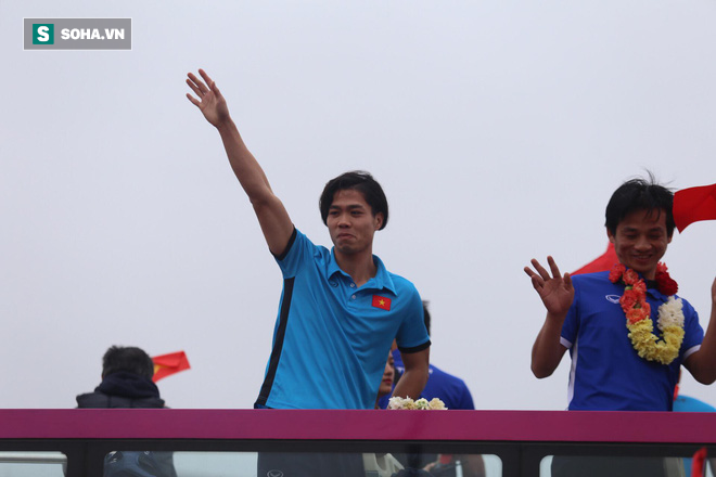 Tường thuật: U23 Việt Nam đang diễu hành trong vòng vây chào đón của người hâm mộ - Ảnh 4.