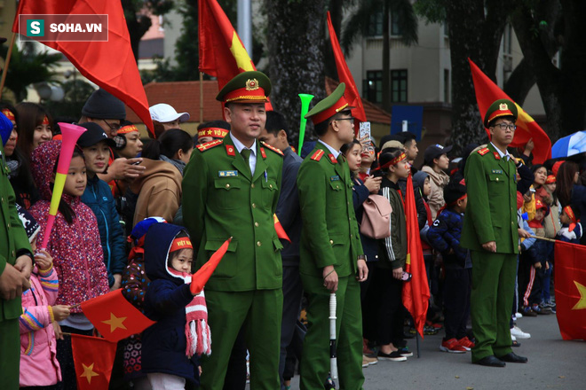 Tường thuật: Sân bay Nội Bài bùng nổ khi U23 Việt Nam hạ cánh - Ảnh 2.