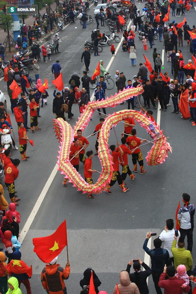 Tường thuật: U23 Việt Nam đang diễu hành trong vòng vây chào đón của người hâm mộ - Ảnh 4.