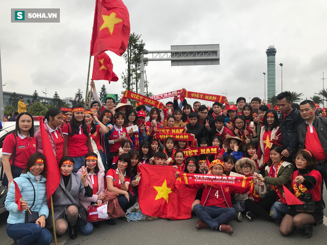 Tường thuật: U23 Việt Nam đang diễu hành trong vòng vây chào đón của người hâm mộ - Ảnh 2.