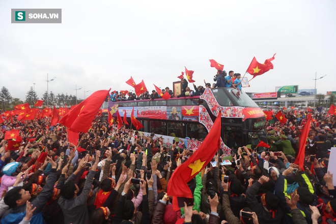 Tường thuật: U23 Việt Nam đang diễu hành trong vòng vây chào đón của người hâm mộ - Ảnh 6.