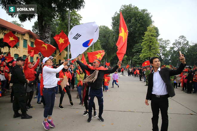 Tường thuật: U23 Việt Nam đang diễu hành trong vòng vây chào đón của người hâm mộ - Ảnh 2.