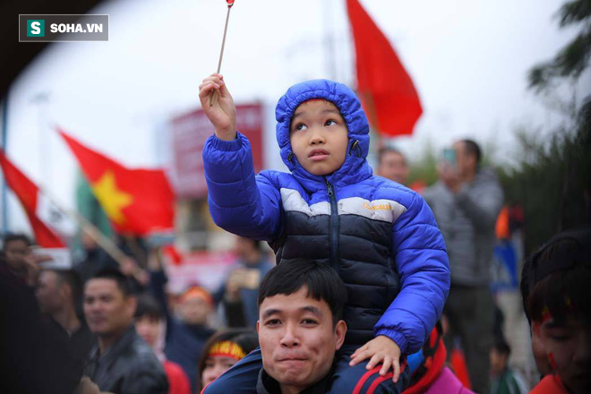 Tường thuật: U23 Việt Nam về Hà Nội, trong vòng tay của hàng vạn người hâm mộ - Ảnh 4.