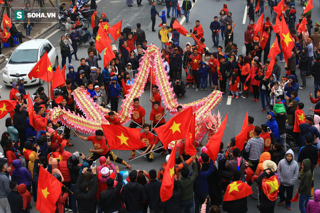 Tường thuật: U23 Việt Nam đang diễu hành trong vòng vây chào đón của người hâm mộ - Ảnh 5.