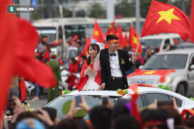 Tường thuật: U23 Việt Nam đang diễu hành trong vòng vây chào đón của người hâm mộ - Ảnh 3.