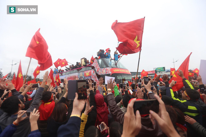 Tường thuật: U23 Việt Nam đang diễu hành trong vòng vây chào đón của người hâm mộ - Ảnh 7.