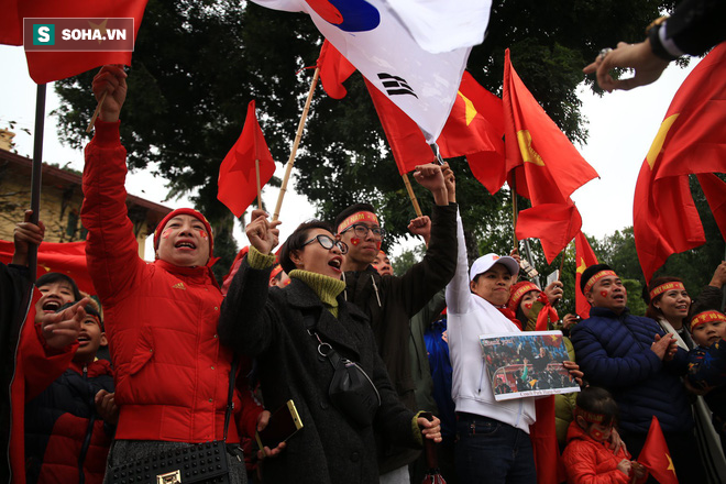 Tường thuật: U23 Việt Nam đang diễu hành trong vòng vây chào đón của người hâm mộ - Ảnh 3.