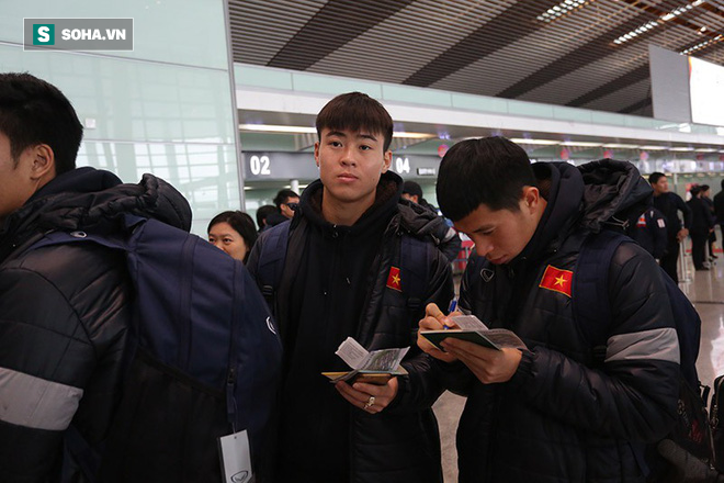 Tường thuật: Từ 7h sáng, người hâm mộ Việt Nam đã tới chật sân bay Nội Bài - Ảnh 4.