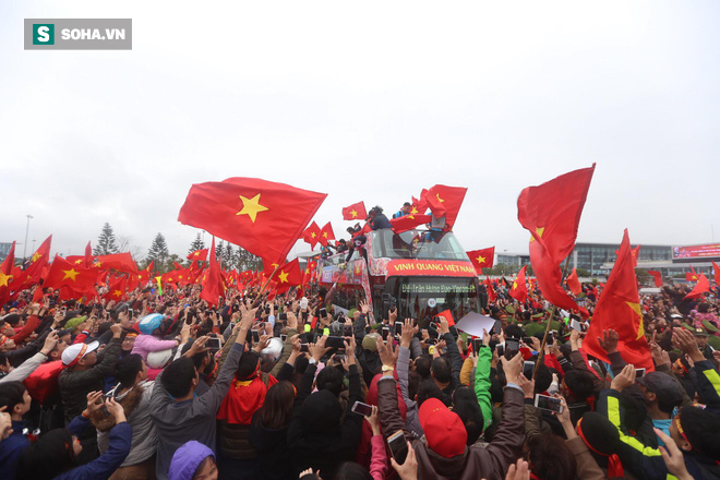 Tường thuật: U23 Việt Nam đang diễu hành trong vòng vây chào đón của người hâm mộ - Ảnh 8.