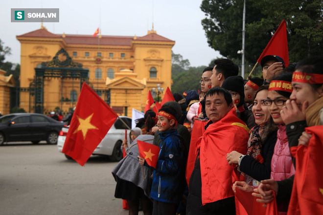 Tường thuật: U23 Việt Nam sắp đến sân bay Nội Bài - Ảnh 5.