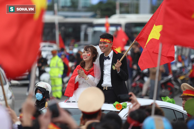 Tường thuật: U23 Việt Nam đang diễu hành trong vòng vây chào đón của người hâm mộ - Ảnh 5.
