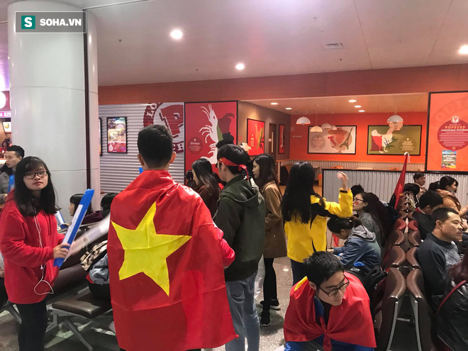 Tường thuật: Từ 7h sáng, người hâm mộ Việt Nam đã tới chật sân bay Nội Bài - Ảnh 6.