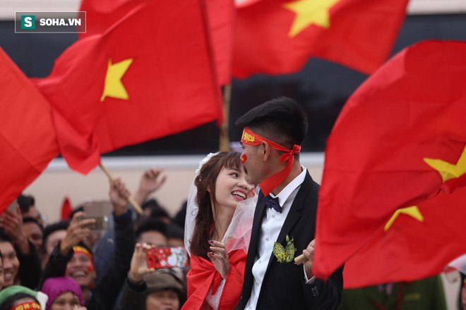 Tường thuật: U23 Việt Nam đang diễu hành trong vòng vây chào đón của người hâm mộ - Ảnh 6.