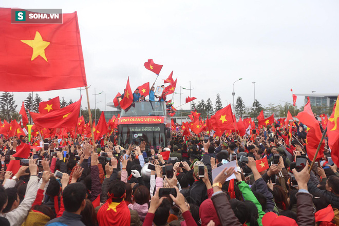 Tường thuật: U23 Việt Nam đang diễu hành trong vòng vây chào đón của người hâm mộ - Ảnh 10.