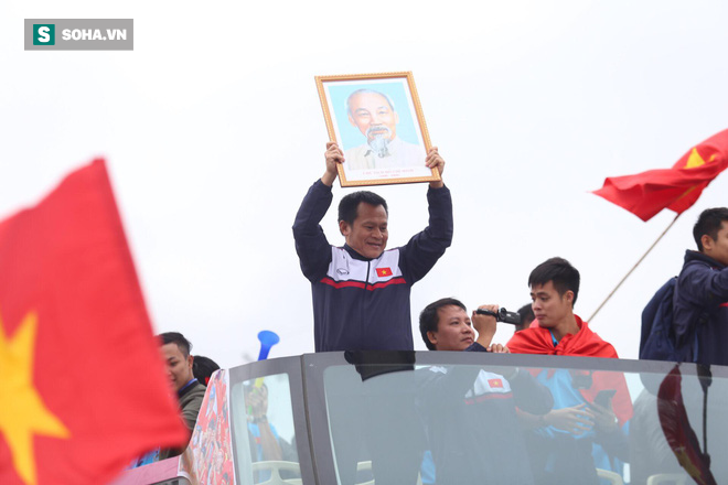 Tường thuật: U23 Việt Nam đang diễu hành trong vòng vây chào đón của người hâm mộ - Ảnh 11.