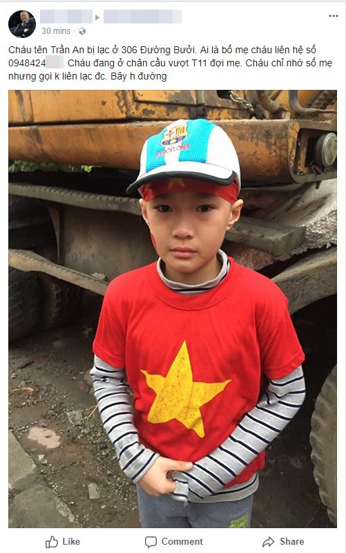 Cộng đồng mạng chung tay giúp đỡ bé trai bị lạc khi cùng bố mẹ đi đón đội tuyển U23 Việt Nam - Ảnh 1.