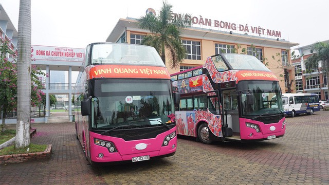 Chiếc xe bus mui trần đón đội tuyển U23 Việt Nam có gì đặc biệt? - Ảnh 1.