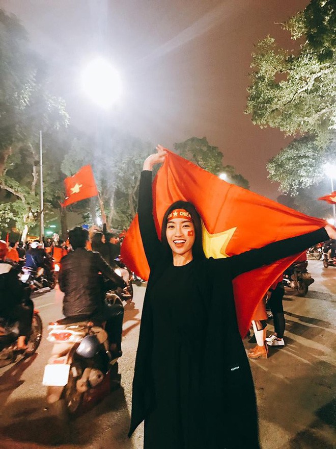 Chưa bao giờ street style của các người đẹp Việt lại ngập tràn cờ đỏ sao vàng như tuần vừa rồi - Ảnh 3.