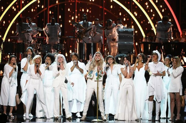 Grammy: Nhìn Gaga và P!nk diễn xuất thần, fan phẫn nộ vì Ed Sheeran lấy hết giải - Ảnh 29.
