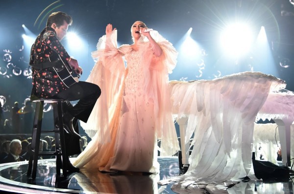 Grammy: Nhìn Gaga và P!nk diễn xuất thần, fan phẫn nộ vì Ed Sheeran lấy hết giải - Ảnh 5.