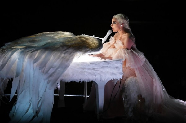 Grammy: Nhìn Gaga và P!nk diễn xuất thần, fan phẫn nộ vì Ed Sheeran lấy hết giải - Ảnh 7.