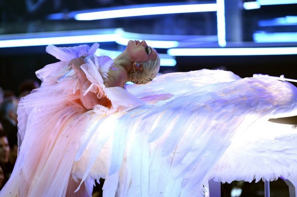 Grammy: Nhìn Gaga và P!nk diễn xuất thần, fan phẫn nộ vì Ed Sheeran lấy hết giải - Ảnh 8.