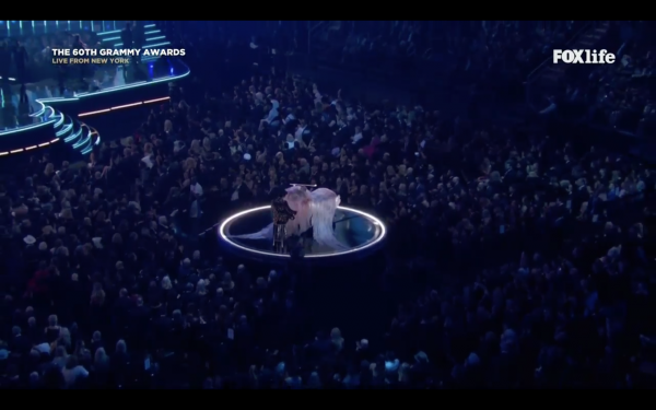 Grammy: Nhìn Gaga và P!nk diễn xuất thần, fan phẫn nộ vì Ed Sheeran lấy hết giải - Ảnh 9.