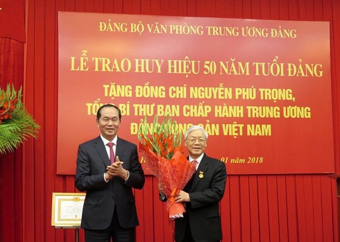 Tổng Bí thư Nguyễn Phú Trọng nhận Huy hiệu 50 năm tuổi Đảng - Ảnh 1.