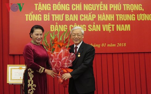 Tổng Bí thư Nguyễn Phú Trọng nhận Huy hiệu 50 năm tuổi Đảng - Ảnh 3.