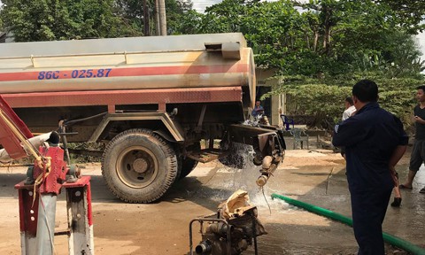 Xe tải đâm gãy barie lao vào tàu hỏa, tài xế bị thương nặng - Ảnh 4.