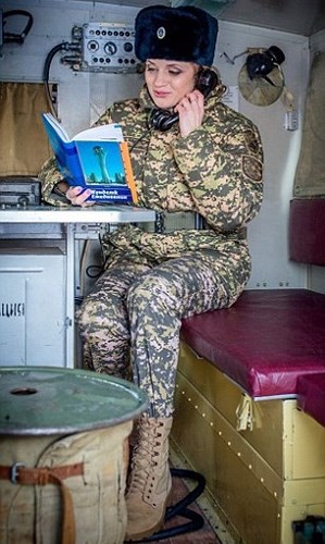 Ảnh: Vẻ đẹp “không lẫn vào đâu” của các nữ quân nhân Kazakhstan - Ảnh 7.