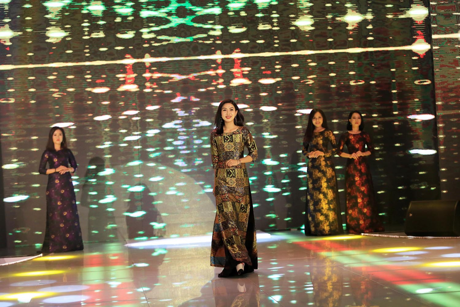 Hàng loạt hoa hậu, người mẫu đổ xô đi thi hát Bolero - Ảnh 3.