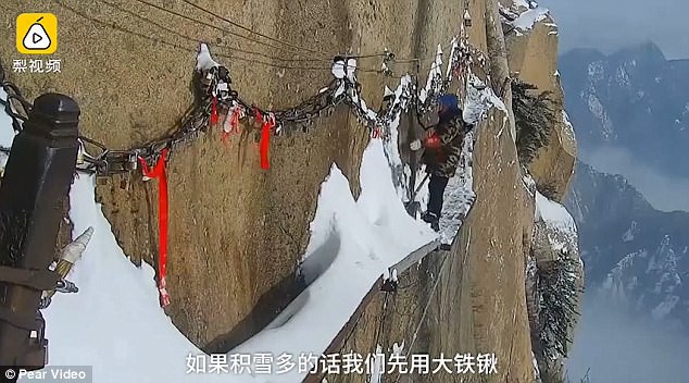Việc quét tuyết trên vách núi đá cao hơn 2000 mét: Lương cao chưa chắc nhiều người dám thử - Ảnh 2.