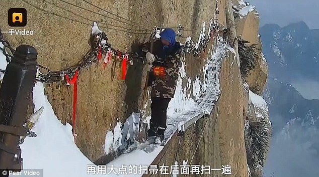 Việc quét tuyết trên vách núi đá cao hơn 2000 mét: Lương cao chưa chắc nhiều người dám thử - Ảnh 3.