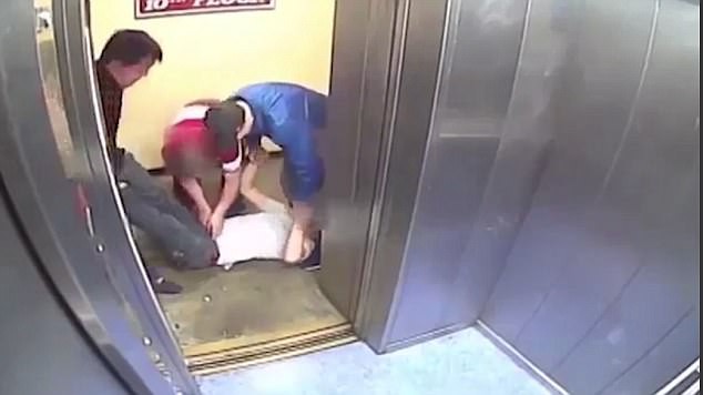 Clip: Nhóm côn đồ cướp của rồi hành hung nạn nhân đến bất tỉnh, bỏ mặc trong thang máy - Ảnh 3.