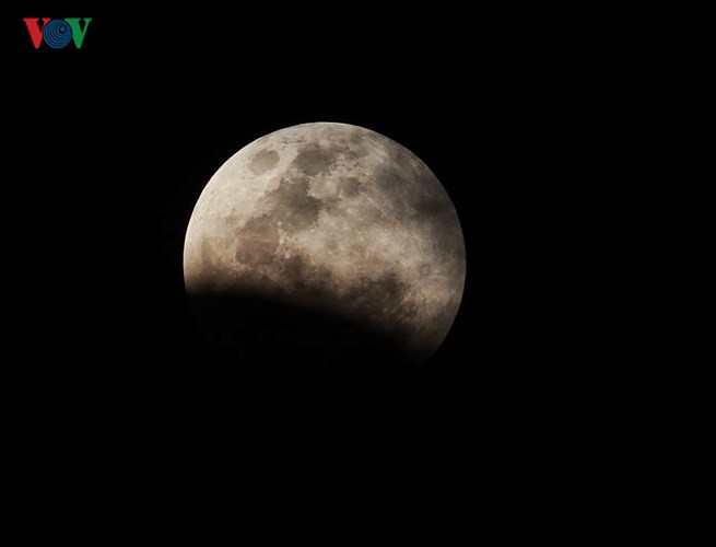 Cận cảnh nguyệt thực toàn phần và siêu trăng tối 31/1 tại TP HCM - Ảnh 3.