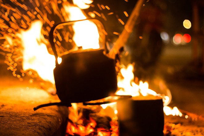 Người Hà Nội đốt lửa sưởi ấm trong đêm đông giá lạnh - Ảnh 15.