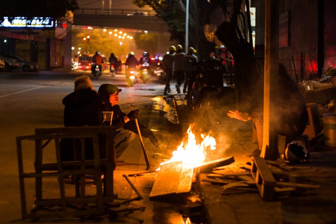 Người Hà Nội đốt lửa sưởi ấm trong đêm đông giá lạnh - Ảnh 16.