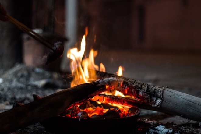 Người Hà Nội đốt lửa sưởi ấm trong đêm đông giá lạnh - Ảnh 7.