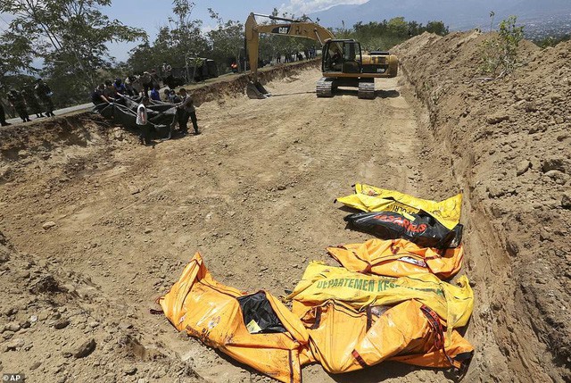 24h qua ảnh: Máy xúc đào mồ chôn tập thể nạn nhân sóng thần Indonesia - Ảnh 4.