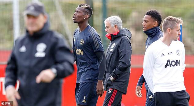 Mourinho bơ phờ, Pogba tươi tắn, Sanchez tính chuyện tát nước theo mưa - Ảnh 3.