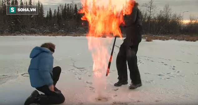 Hiện tượng kỳ lạ trên hồ băng ở Bắc Cực: Đục hố, châm lửa bỗng bùng cháy - Ảnh 2.