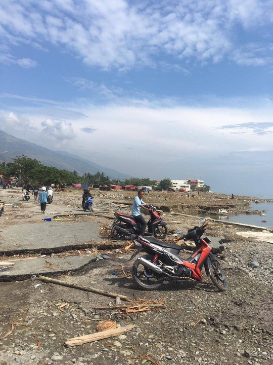 Sóng thần Indonesia: Du khách bất chấp hiểm nguy cứu mạng dân địa phương - Ảnh 2.